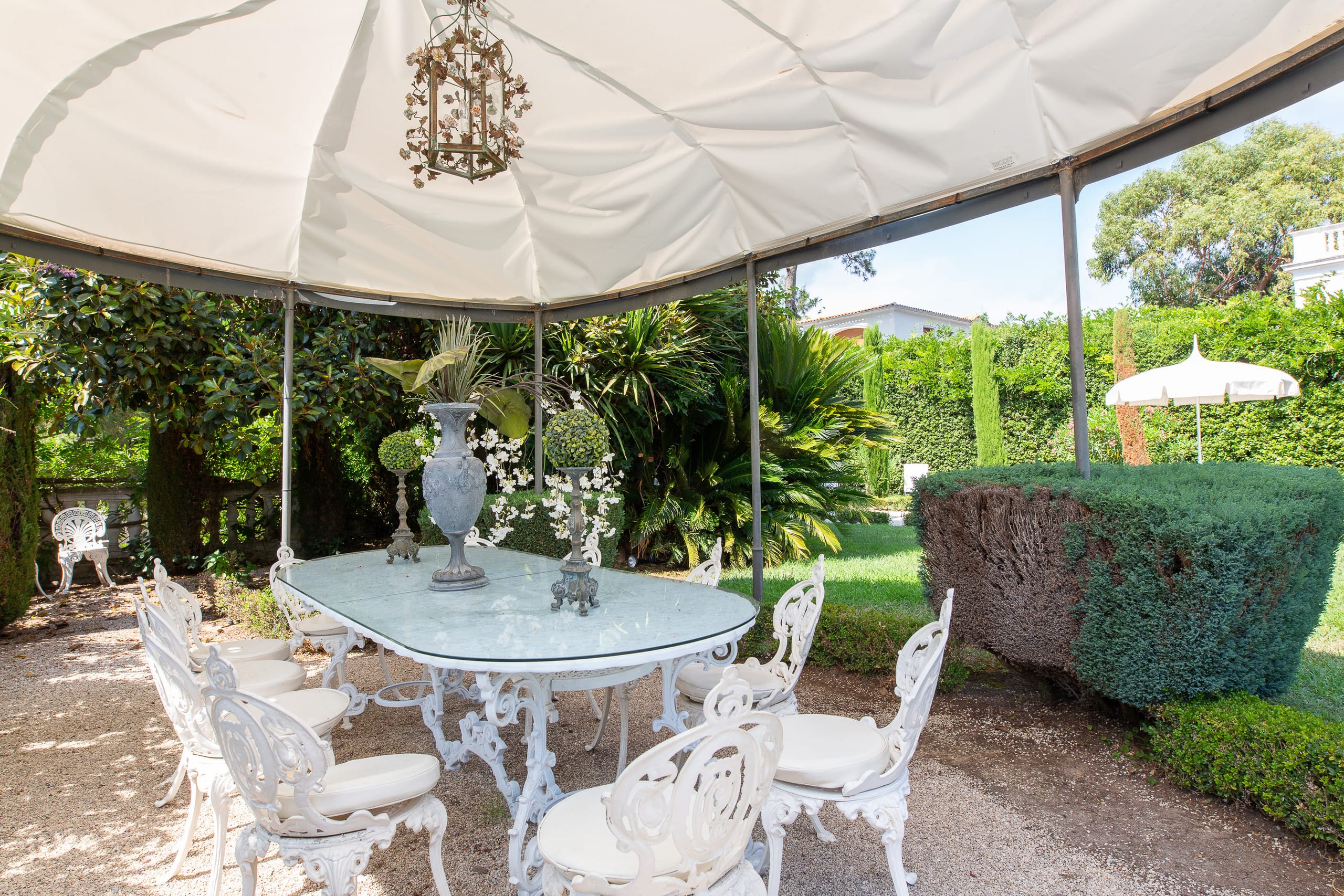 Outdoor dining in the gardens